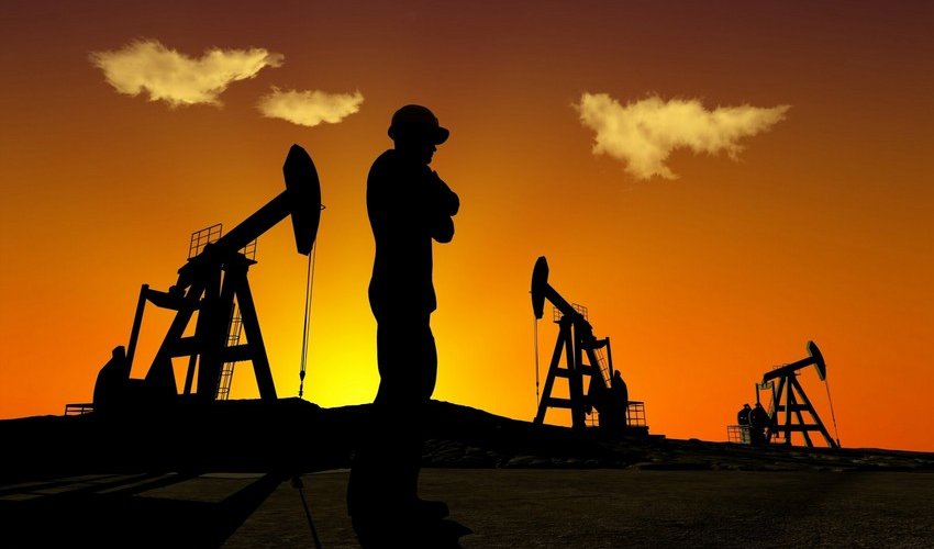 Azerbaijani oil price falls slightly