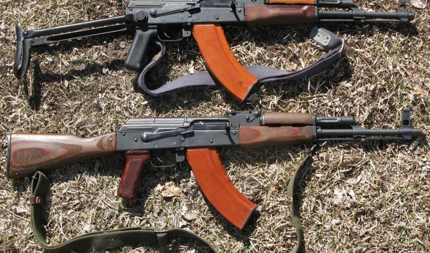 Police officers find 13 machine guns, 4 pistols, and 27 grenades in Khankandi