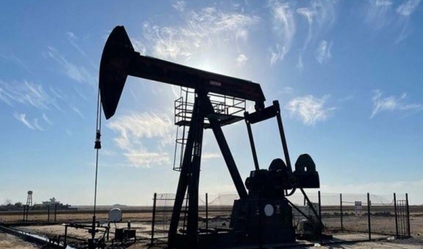 World oil prices slightly increase