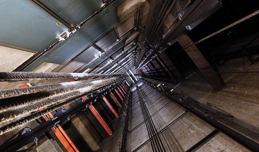 Bakıda binanın lifti qırılıb, dörd nəfər xəsarət alıb - YENİLƏNİB