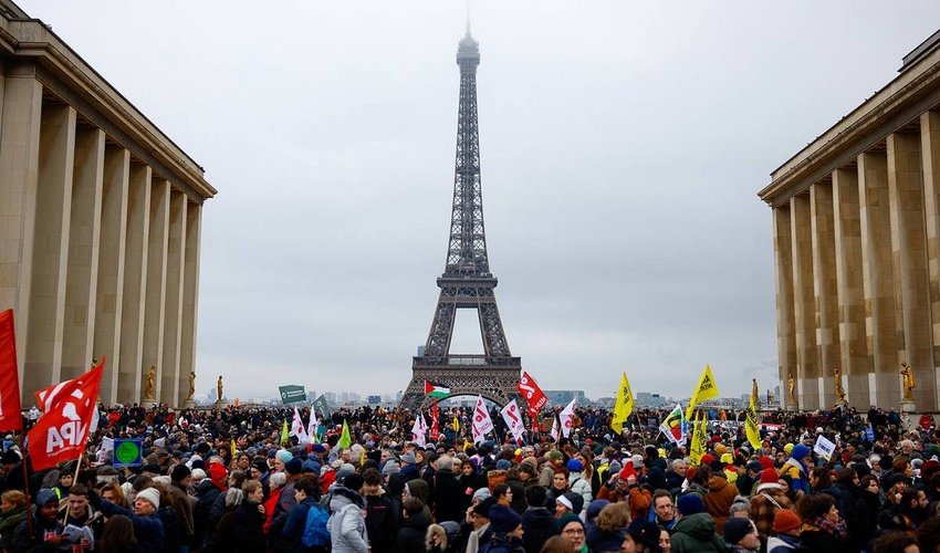 Parisdə minlərlə insan Eyfel qülləsi yaxınlığında aksiya keçirir