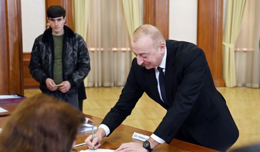 Prezident və ailəsi Xankəndində səs verib - Yenilənib Prezident və ailəsi Xankəndində səs verib - Yenilənib
