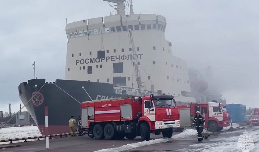 В Петербурге загорелся ледокол в порту В Петербурге загорелся ледокол в порту