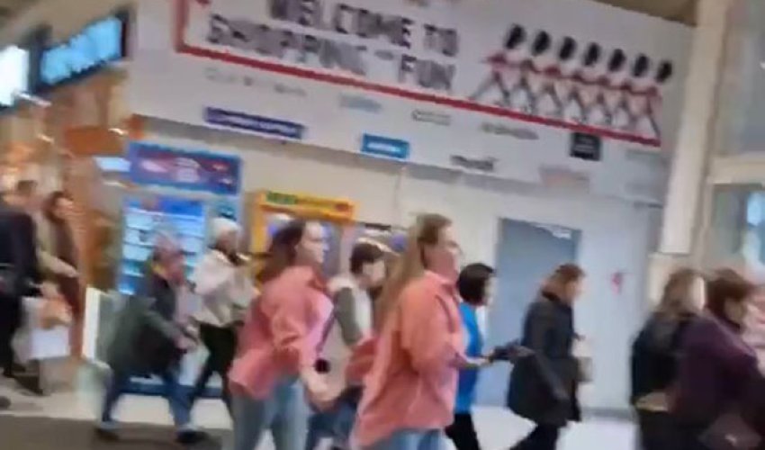 Rusiyada “London Mall”dan insanlar bomba xəbərinə görə təxliyə edilib - Video