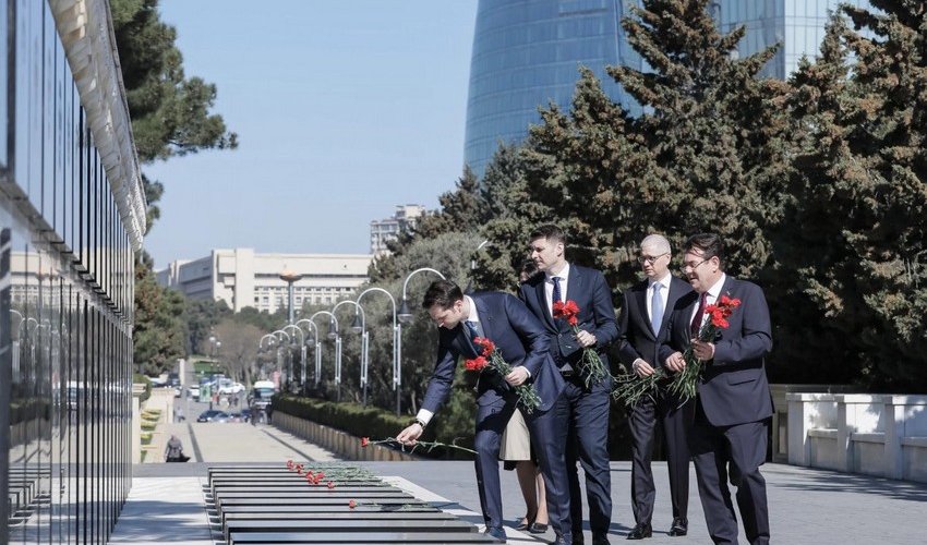 Energy Minister of Romania visits Alley of Martyrs in Baku Energy Minister of Romania visits Alley of Martyrs in Baku