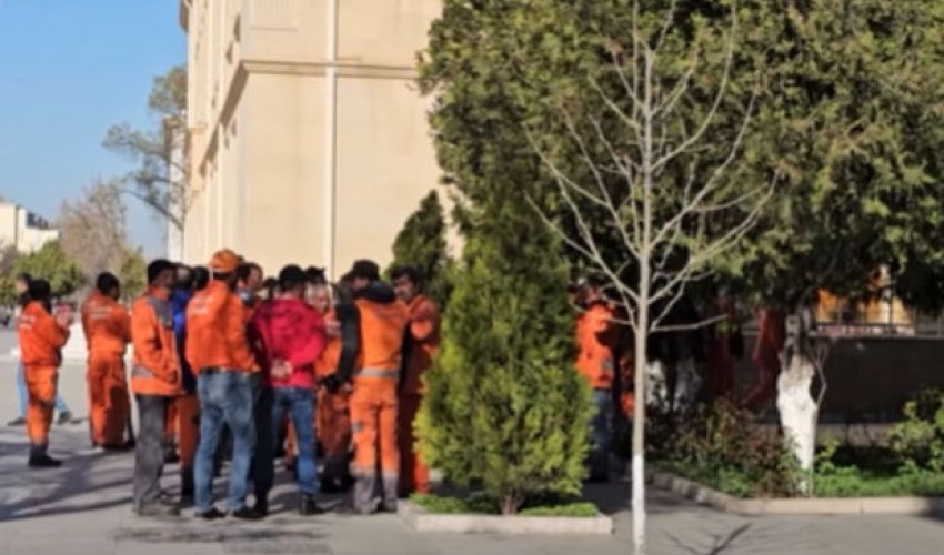 Bizi təhqir edib 3 qəpiklik işçilərsiniz deyirlər - Naxçıvanda etiraz/VIDEO Bizi təhqir edib 3 qəpiklik işçilərsiniz deyirlər - Naxçıvanda etiraz/VIDEO
