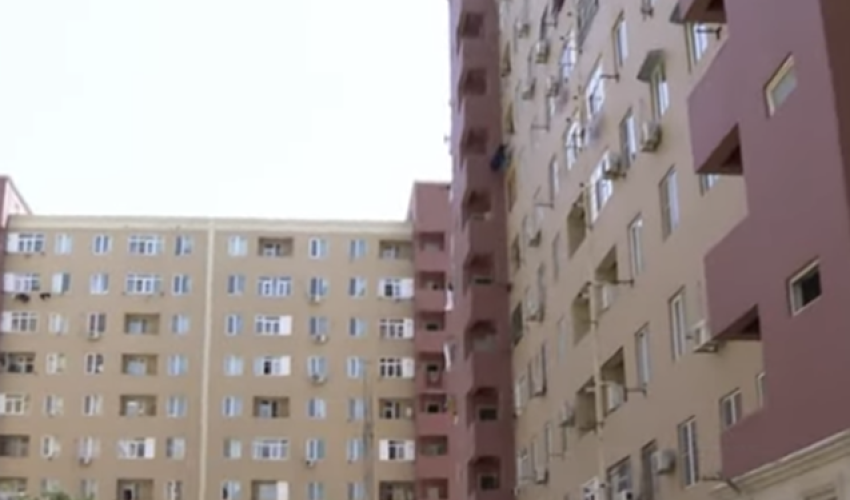 Bakıda bu binalar əyilib - Video Bakıda bu binalar əyilib - Video