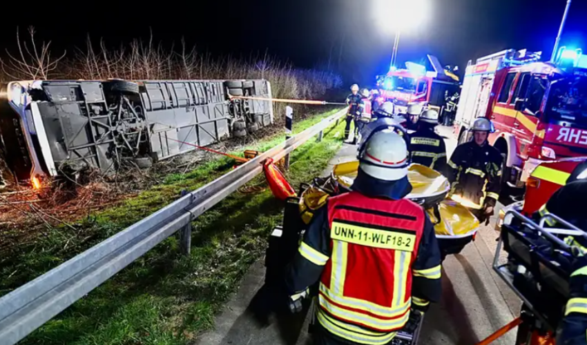 Almaniyada avtobus aşıb, 27 şagird xəsarət alıb