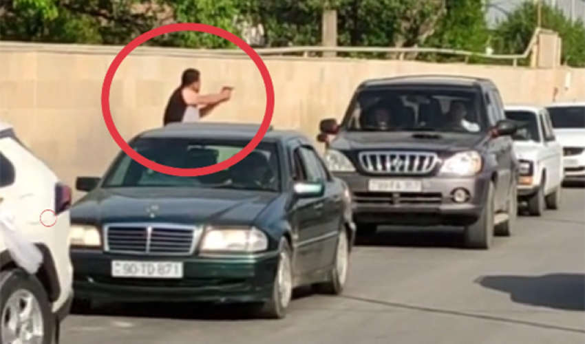 Avtomobillərə “silah” tuşlayan şəxsin kimliyi bilinib- Video Avtomobillərə “silah” tuşlayan şəxsin kimliyi bilinib- Video