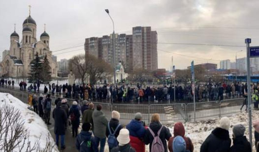 Navalnıyın anım mərasimini keçirən keşiş 3 il vəzifəsindən uzaqlaşdırılıb