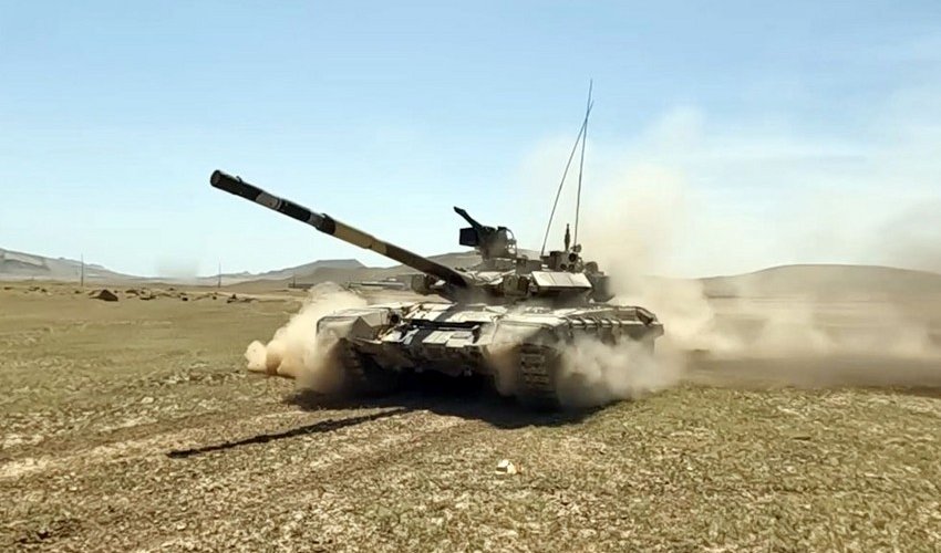 MN tank bölmələri ilə intensiv döyüş hazırlığı üzrə məşğələlər keçirir