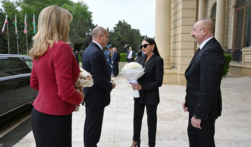 Prezidentlə xanımı Radev ailəsini belə qarşıladı