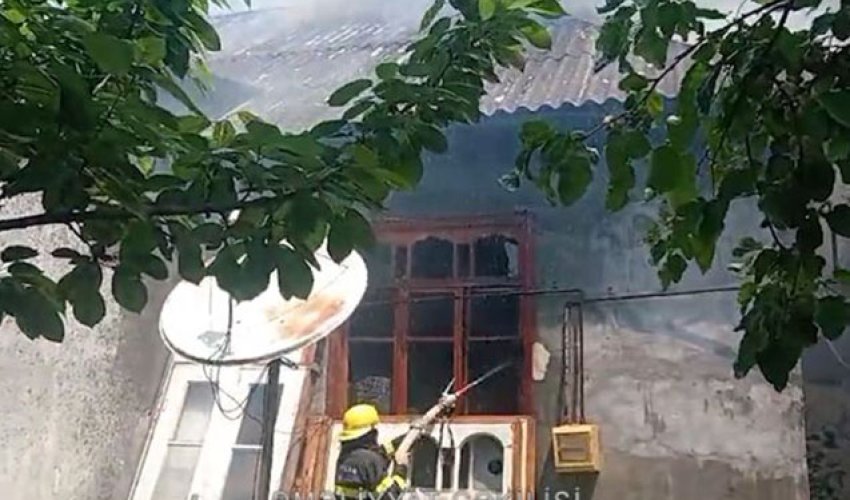 Ağdaşda yeddiotaqlı ev yanıb - Video