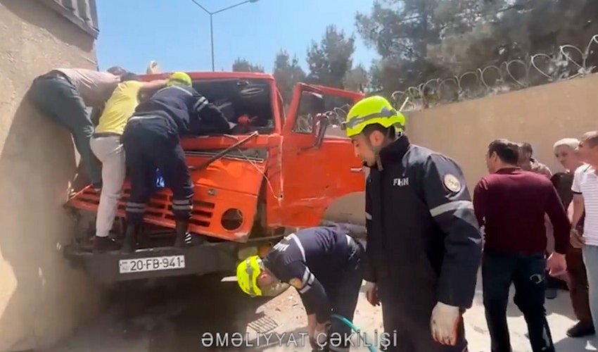Xırdalanda yük avtomobilləri toqquşub, xəsarət alan var - Video Xırdalanda yük avtomobilləri toqquşub, xəsarət alan var - Video