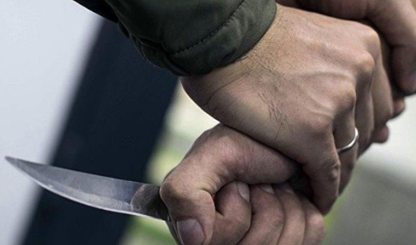 Bakıda Fəvvarələr meydanında ofisiantlar bıçaqlanıb Bakıda Fəvvarələr meydanında ofisiantlar bıçaqlanıb