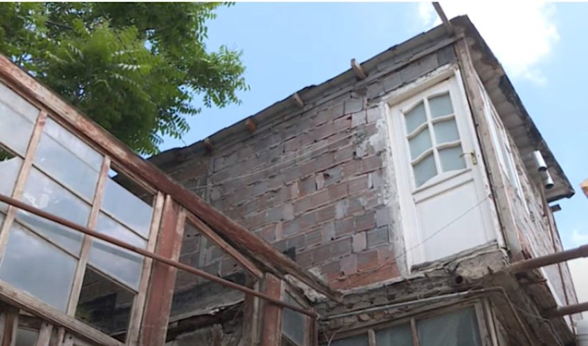 Plana düşən evlər hasara alınıb, 12 ildir sökülmür - Şikayət/Video Plana düşən evlər hasara alınıb, 12 ildir sökülmür - Şikayət/Video
