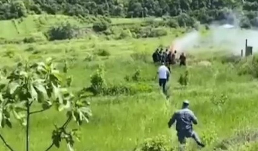 Ermənilər Qazaxın kəndlərini tərk edərkən evləri yandırır - VİDEO Ermənilər Qazaxın kəndlərini tərk edərkən evləri yandırır - VİDEO