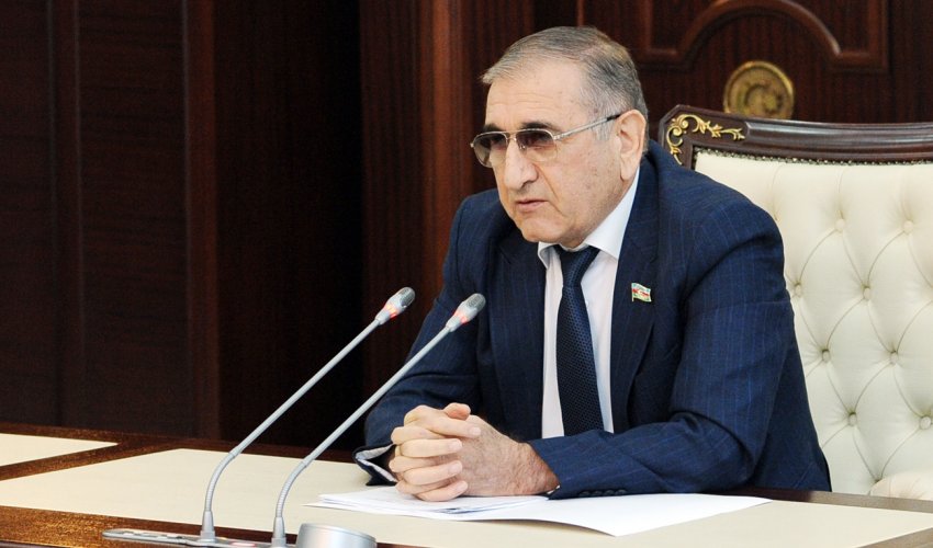 Deputat evli xanımların işə gec gəlib tez getməsini təklif edir/VIDEO Deputat evli xanımların işə gec gəlib tez getməsini təklif edir/VIDEO