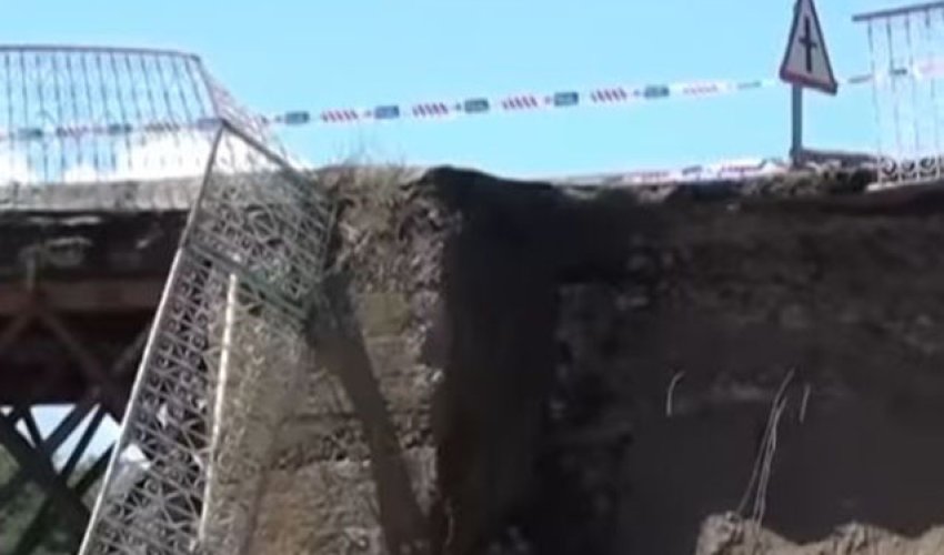 Qazaxda kəndlə rayonu birləşdirən körpü uçub - Video Qazaxda kəndlə rayonu birləşdirən körpü uçub - Video
