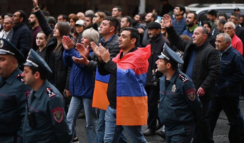 Opposition supporters march starts in center of Yerevan