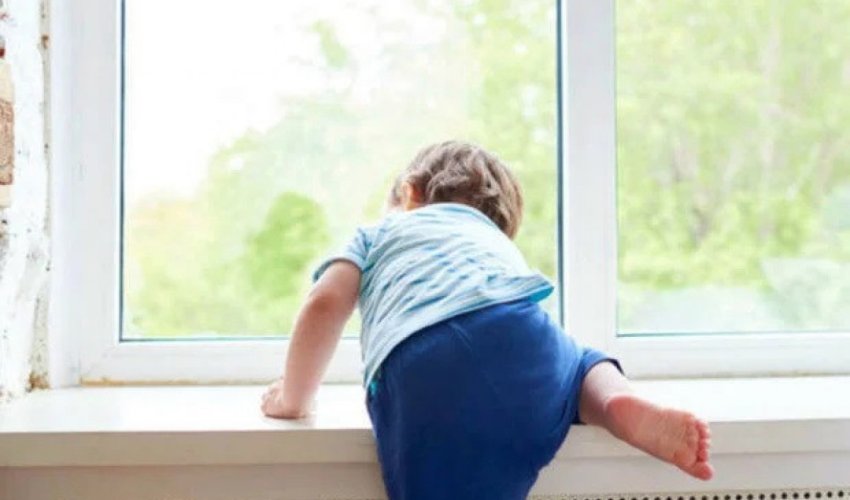 Bakıda iki yaşlı uşaq 6-cı mərtəbədən yıxılaraq ölüb Bakıda iki yaşlı uşaq 6-cı mərtəbədən yıxılaraq ölüb