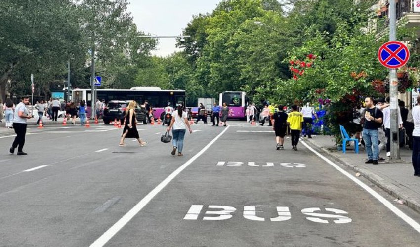 Bakının mərkəzində daha bir küçədə avtobus zolağı salınıb Bakının mərkəzində daha bir küçədə avtobus zolağı salınıb