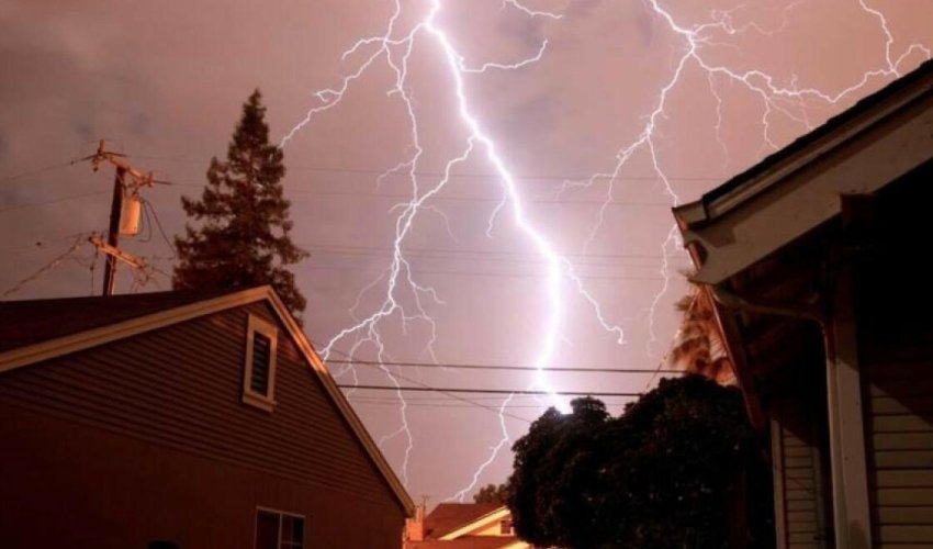 Balakəndə evə ildırım düşüb