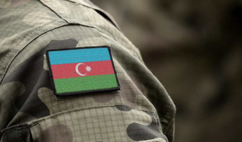 Azerbaijani Army's four personnel complete parachute jump training in Türkiye