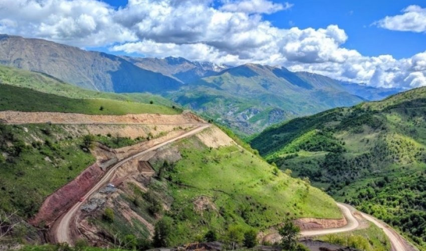 Türkiyə vətəndaşları Kəlbəcərdə yol qəzasına düşüb