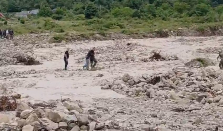Selə görə avtomobildə təhlükəli vəziyyətdə qalan 3 nəfər xilas edilib - Video Selə görə avtomobildə təhlükəli vəziyyətdə qalan 3 nəfər xilas edilib - Video