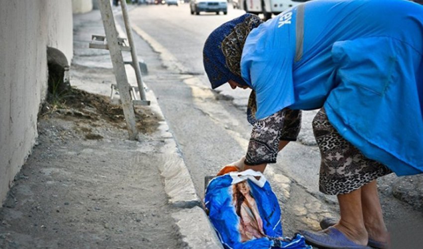 Süpürgəçini maşın vurub öldürüb Süpürgəçini maşın vurub öldürüb
