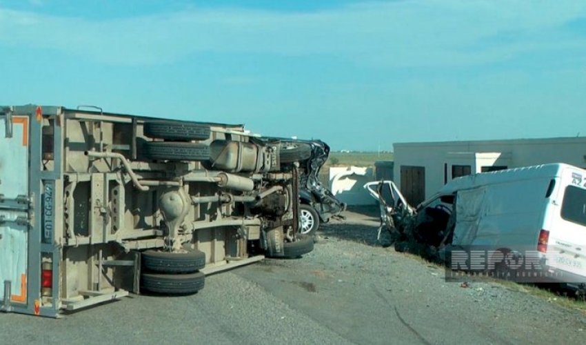 Hacıqabulda TIR aşaraq iki mikroavtobusa çırpılıb,9 nəfər yaralanıb Hacıqabulda TIR aşaraq iki mikroavtobusa çırpılıb,9 nəfər yaralanıb