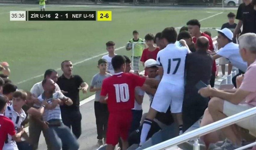 Azərbaycanda canlı yayımda məşqçi döyüldü - Video Azərbaycanda canlı yayımda məşqçi döyüldü - Video