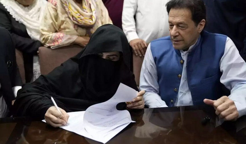 Pakistan's ex-PM Imran Khan and wife arrested in Toshakhana scandal Pakistan's ex-PM Imran Khan and wife arrested in Toshakhana scandal