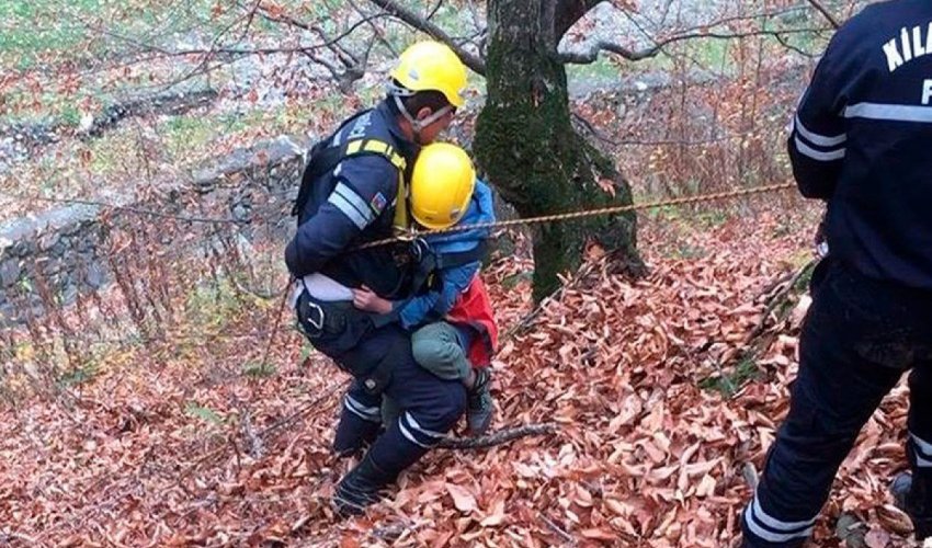 Dərəyə yıxılaraq köməksiz vəziyyətdə qalan şəxs xilas edilib Dərəyə yıxılaraq köməksiz vəziyyətdə qalan şəxs xilas edilib