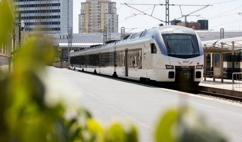 Bakıya yeni elektrik qatarı gətirilib