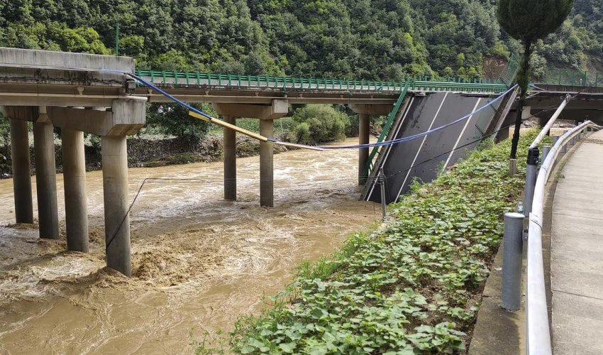 Çində avtomobil körpüsü uçub, 11 nəfər ölüb