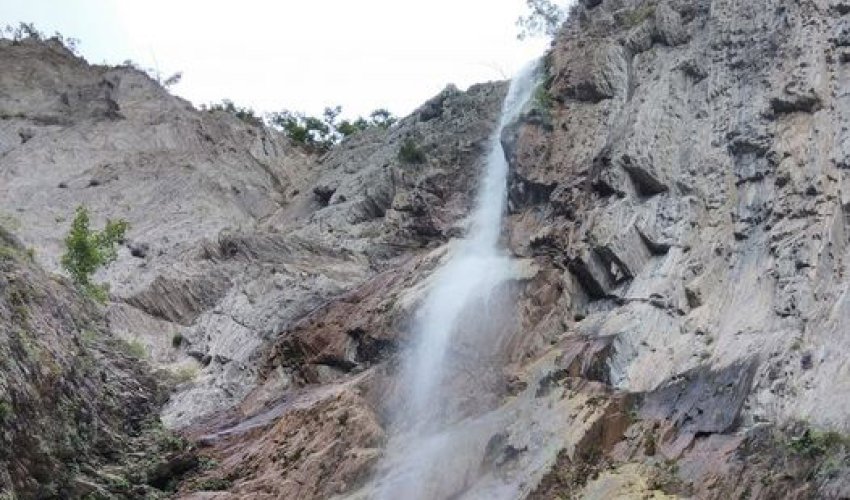 İsmayıllı sakini şəlalədən yıxılıb ölüb İsmayıllı sakini şəlalədən yıxılıb ölüb