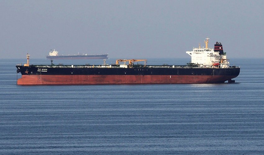 Iranian Navy seizes tanker with over 700,000 liters of smuggled oil Iranian Navy seizes tanker with over 700,000 liters of smuggled oil