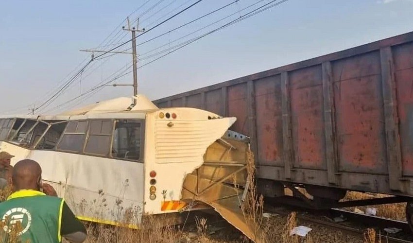 В ЮАР при столкновении школьного автобуса и поезда погибли пять человек