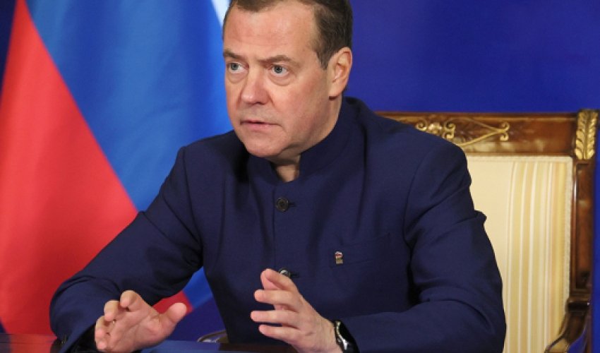 Медведев проснулся и угрожает Медведев проснулся и угрожает