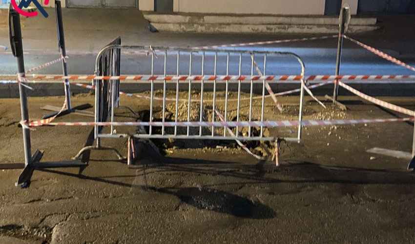 Badamdar yolunda beton panel qırılıb,hərəkət məhdudlaşıb Badamdar yolunda beton panel qırılıb,hərəkət məhdudlaşıb