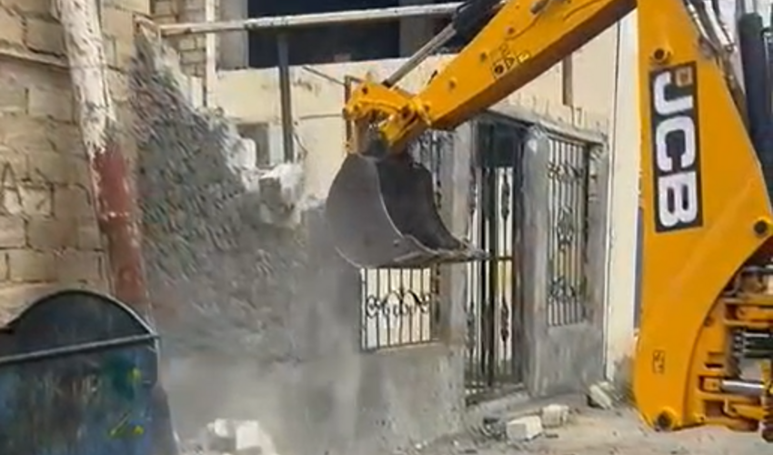 Gəncədə qanunsuz inşa olunan tikili sökülüb Gəncədə qanunsuz inşa olunan tikili sökülüb