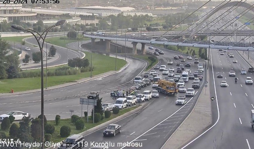Bakıda bitum daşıyan yük maşını aşıb, maye yola dağılıb Bakıda bitum daşıyan yük maşını aşıb, maye yola dağılıb