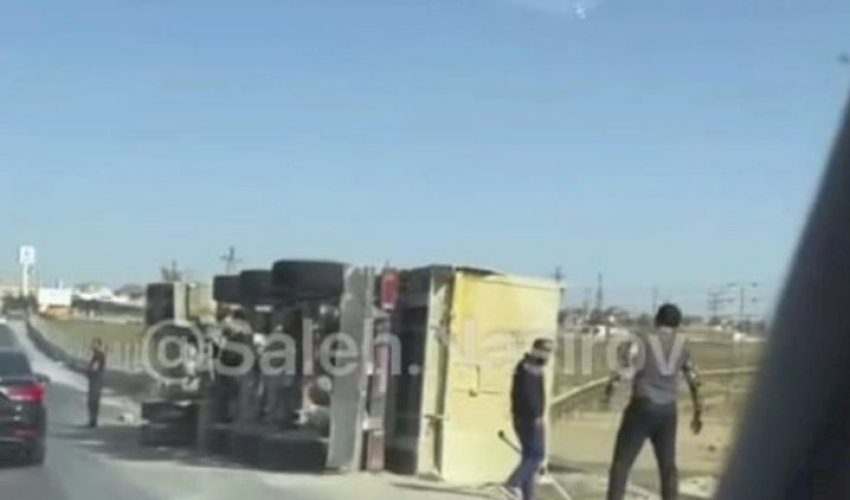 В Баку опрокинулся грузовик В Баку опрокинулся грузовик