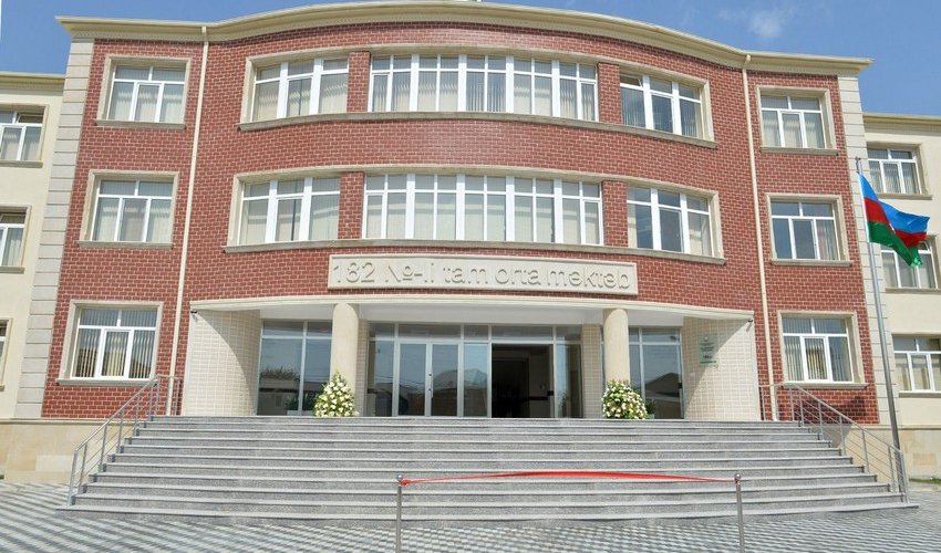 Bakıda məktəbdə yanğın siqnalı işə düşüb, müəllim və şagirdlər təxliyə edilib Bakıda məktəbdə yanğın siqnalı işə düşüb, müəllim və şagirdlər təxliyə edilib
