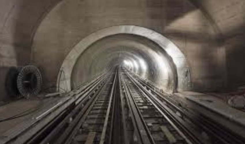 Bakı metrosunda sərnişin stansiya yoluna düşərək ölüb Bakı metrosunda sərnişin stansiya yoluna düşərək ölüb