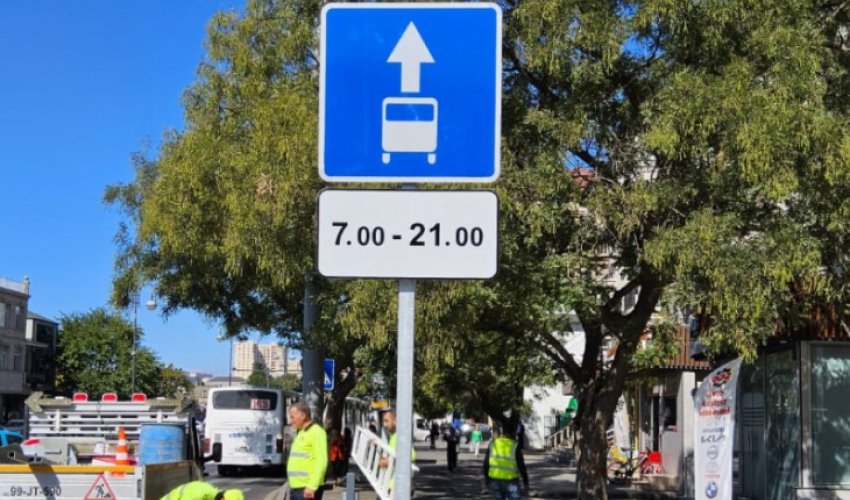 Bu yolda avtobus zolağına vaxt məhdudiyyəti tətbiq edilib Bu yolda avtobus zolağına vaxt məhdudiyyəti tətbiq edilib
