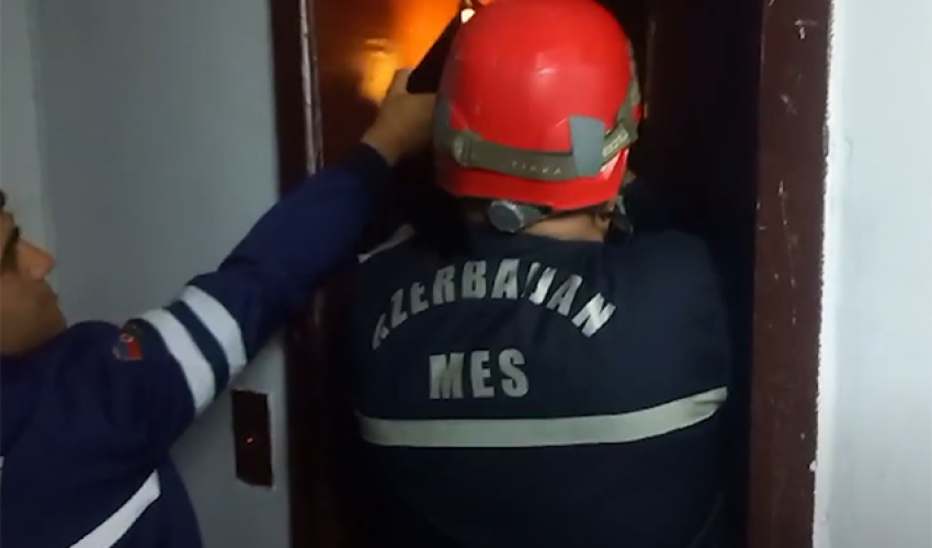 Спасатели МЧС вызволили четырех человек из заблокированных лифтов в Баку Спасатели МЧС вызволили четырех человек из заблокированных лифтов в Баку