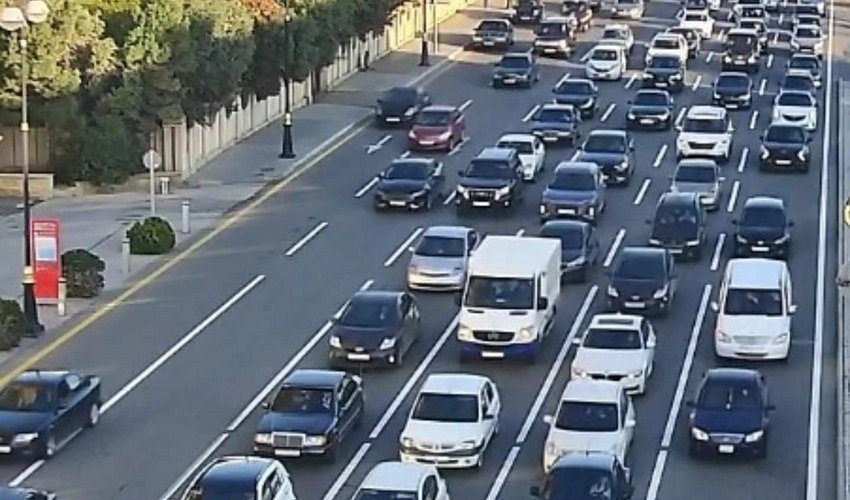 В Баку на ряде улиц и проспектов наблюдаются пробки